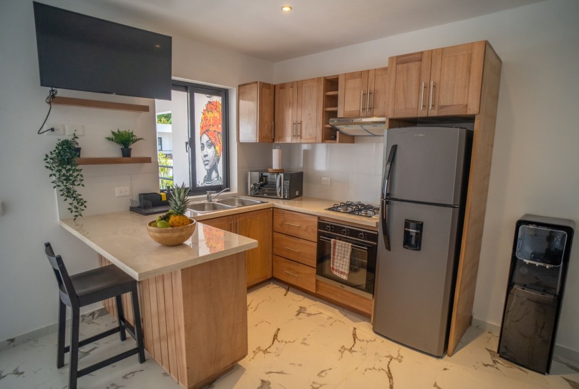 Cocina moderna con muebles de madera y barra