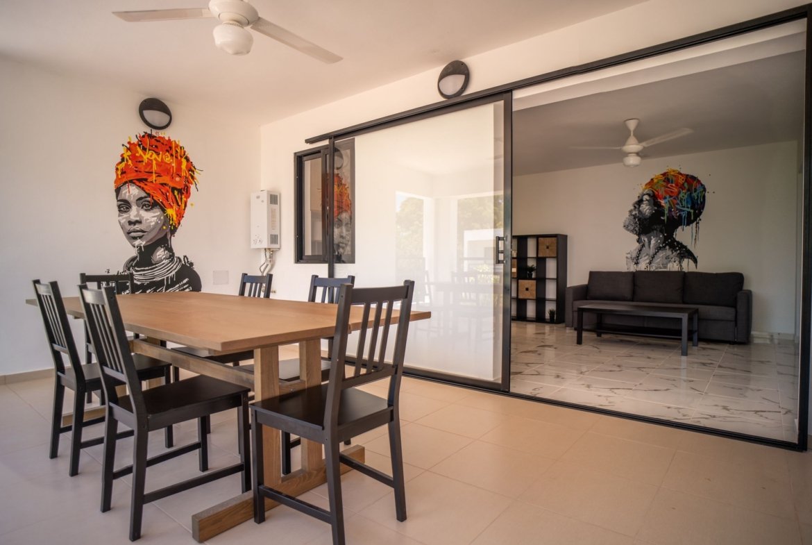 Comedor moderno con mural artístico y mesa de madera
