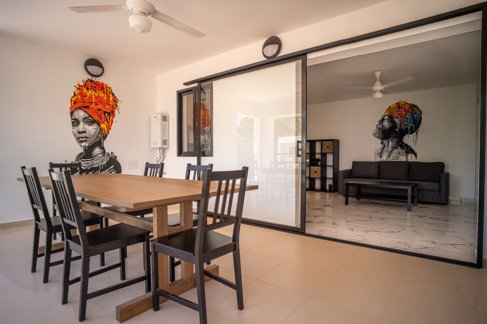 Comedor moderno con mural artístico y mesa de madera