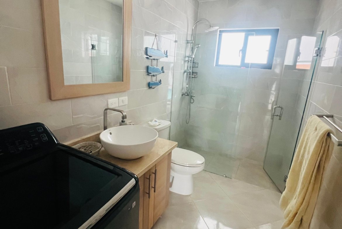 Baño moderno con ducha y lavabo de diseño