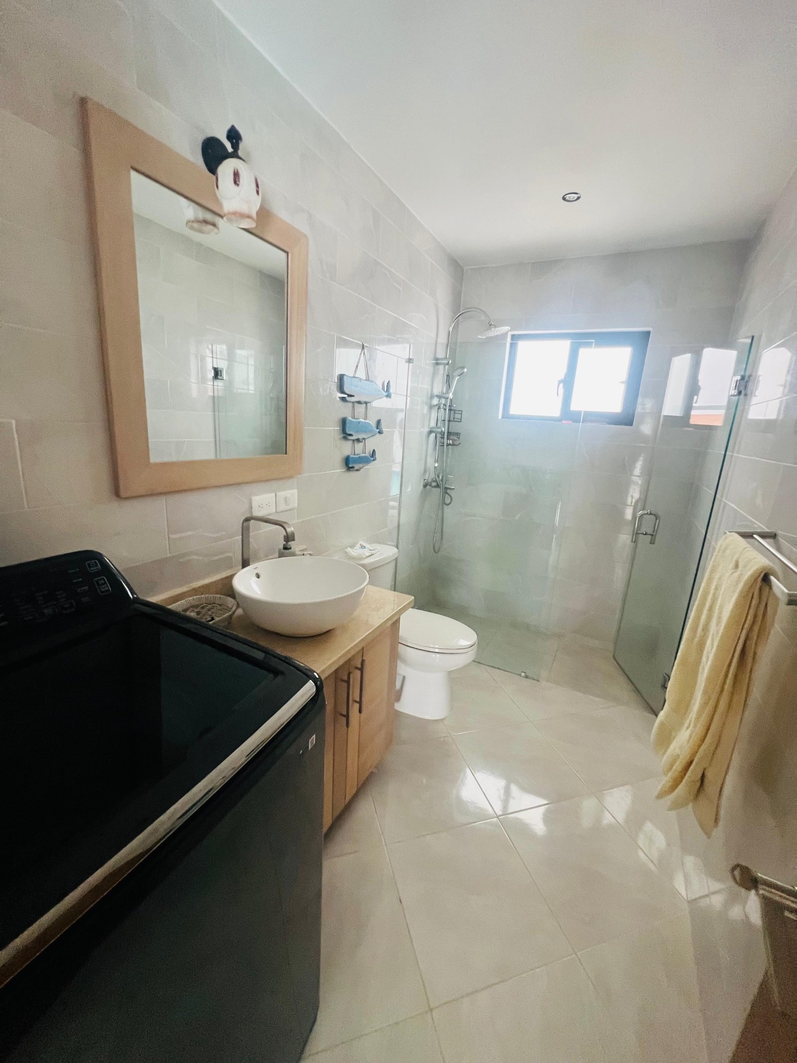 Baño moderno con ducha y lavabo de diseño