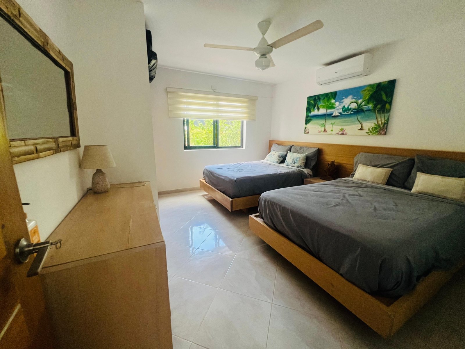 Dormitorio luminoso con dos camas dobles modernas