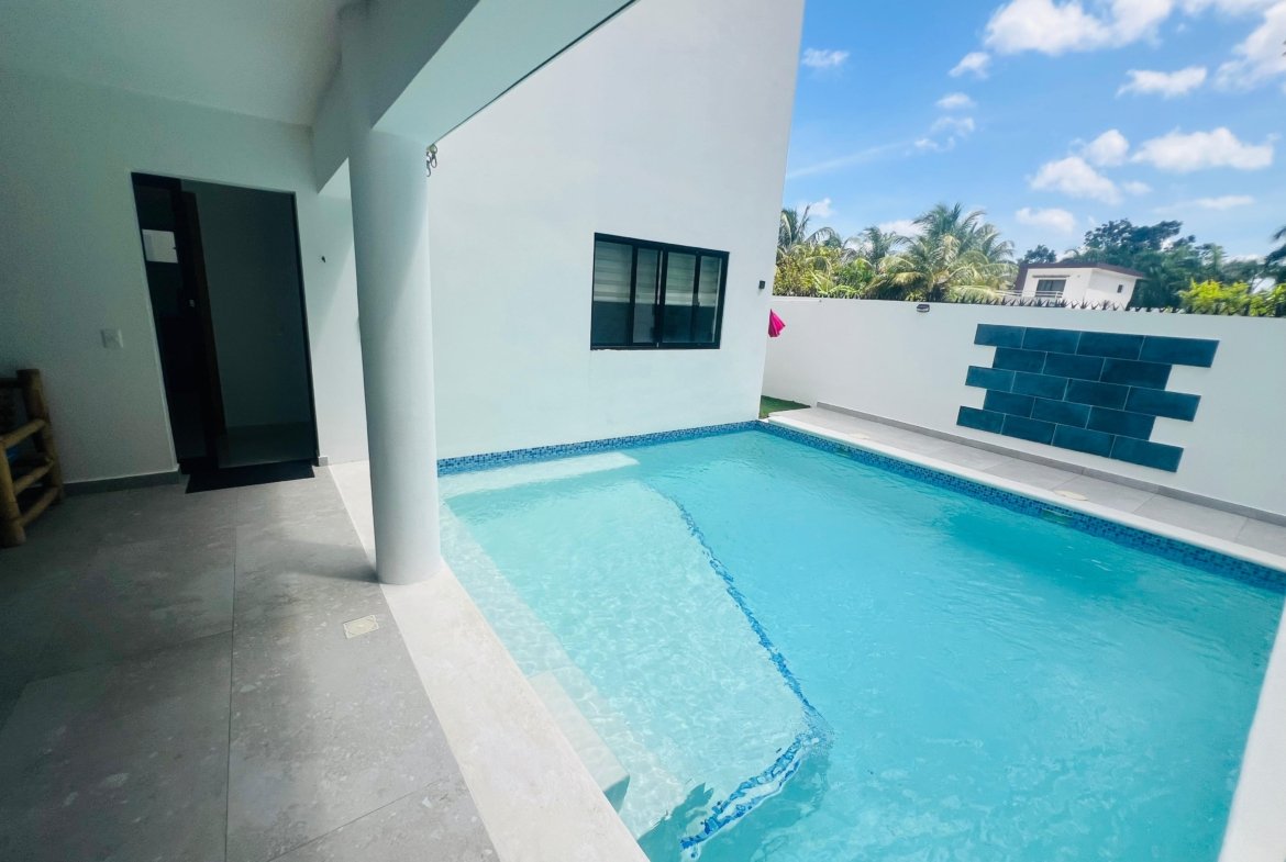 Piscina privada moderna en patio interior blanco