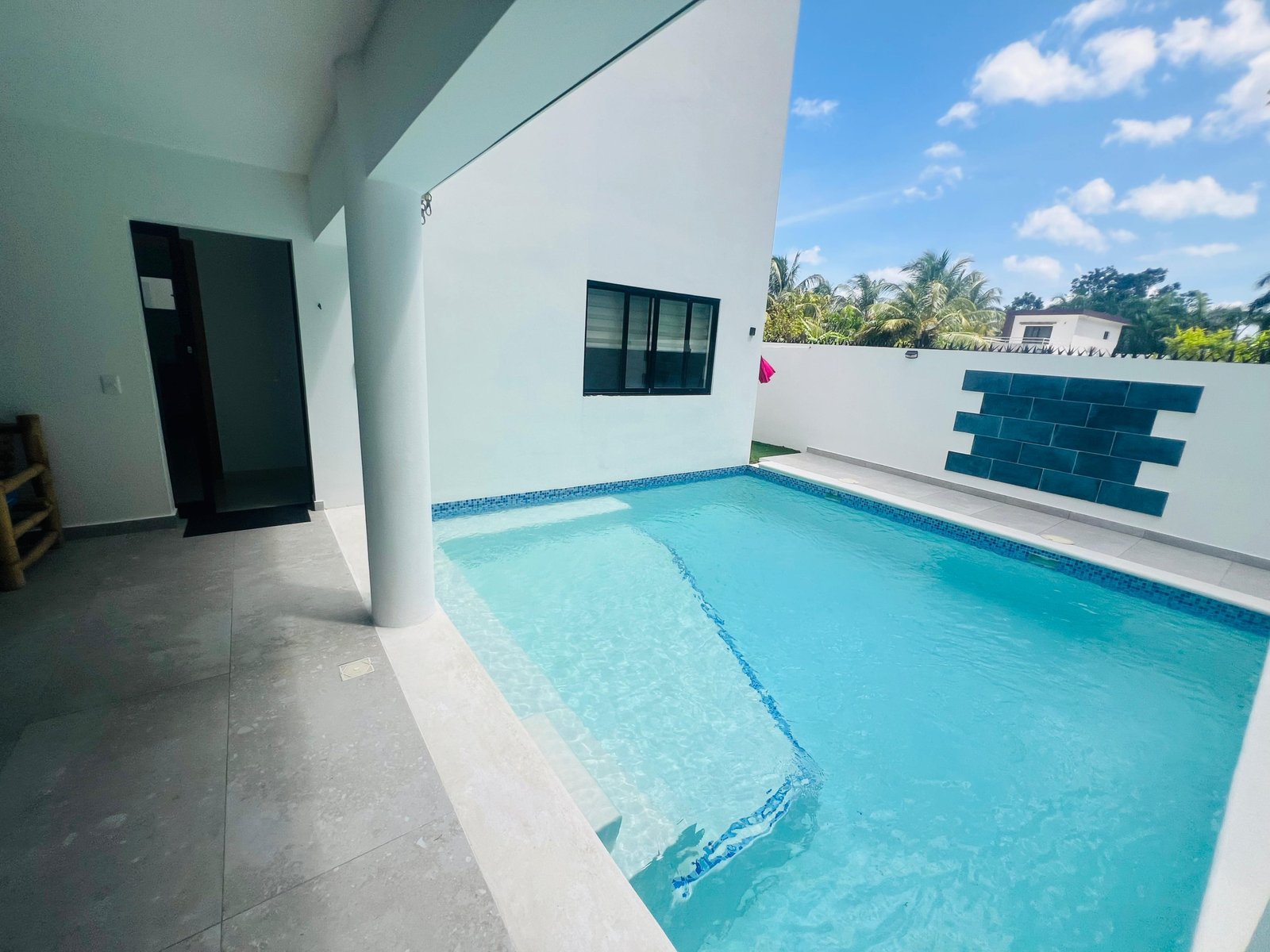 Piscina privada moderna en patio interior blanco