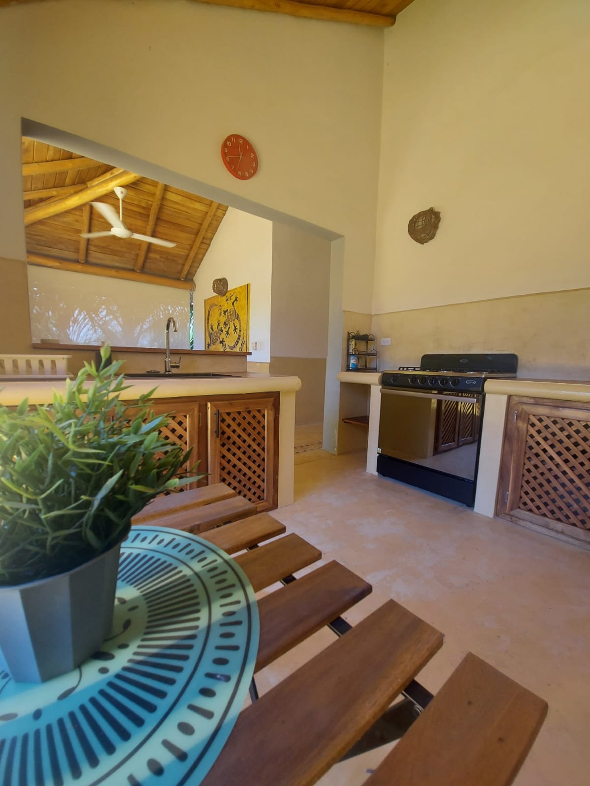 Cocina rústica con muebles de madera y ventilador