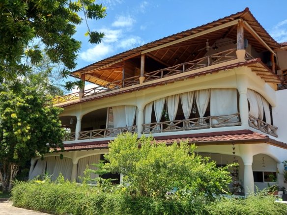 Maison tropicale avec balcons en bois et jardin