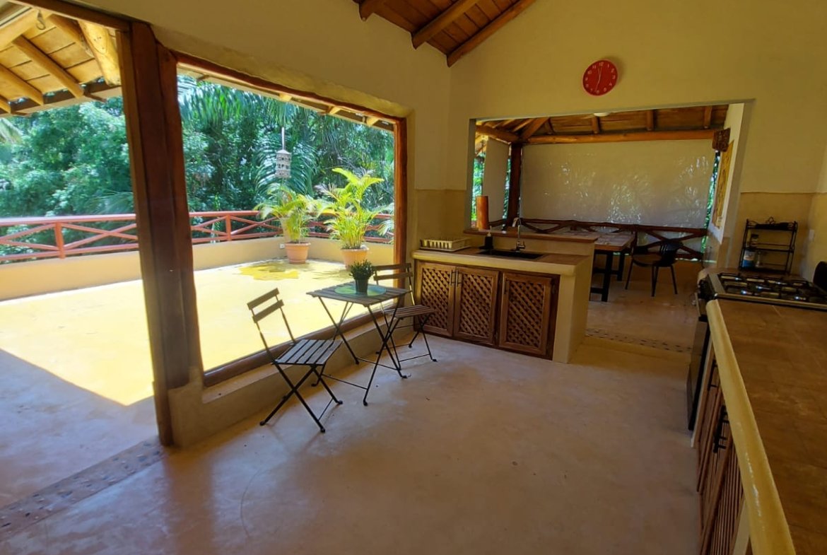 Cocina abierta con terraza y vistas tropicales