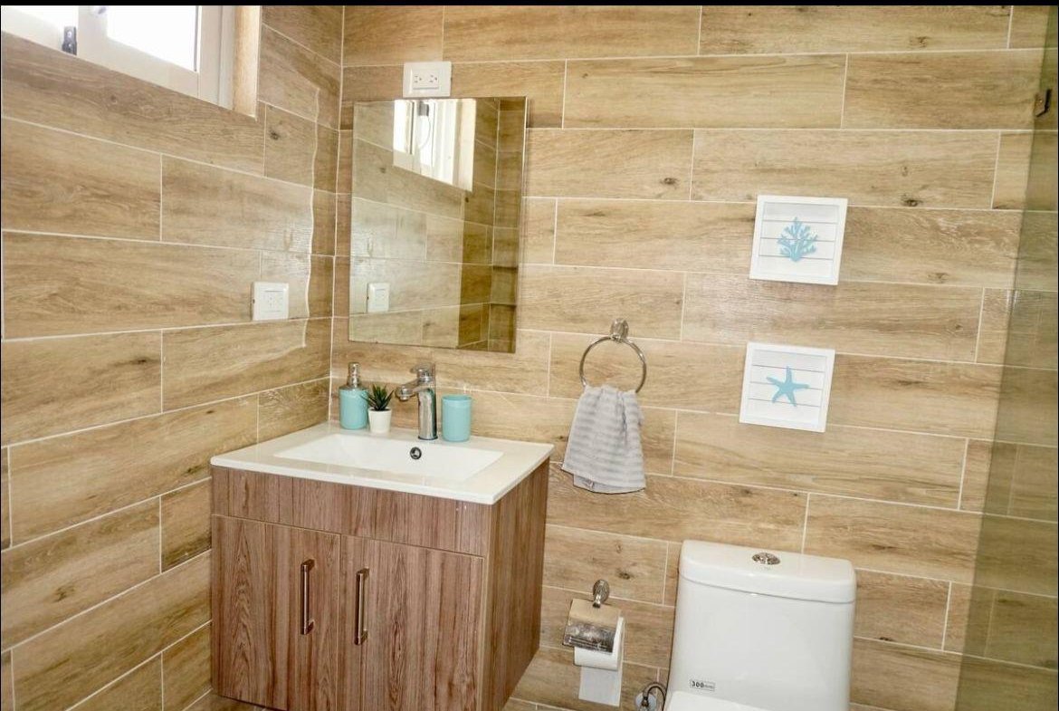 Baño moderno con azulejos efecto madera