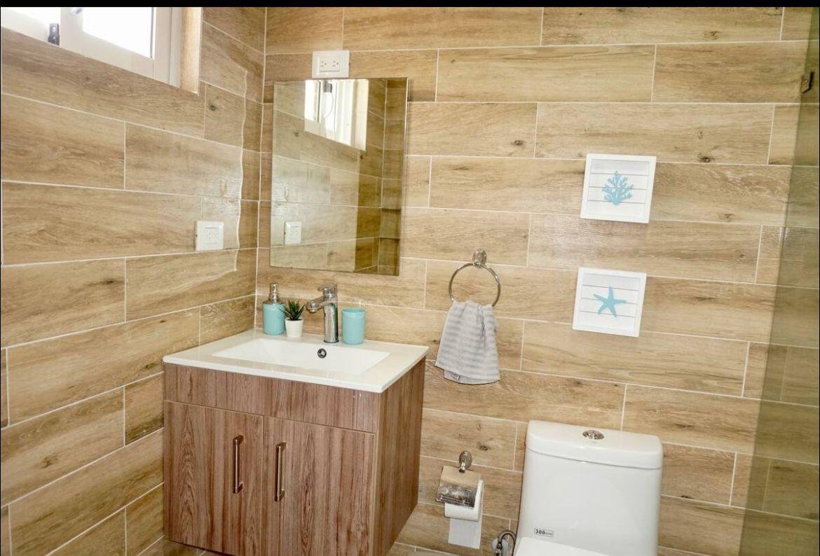 Apartamento En Popi (10) Baño moderno con azulejos efecto madera