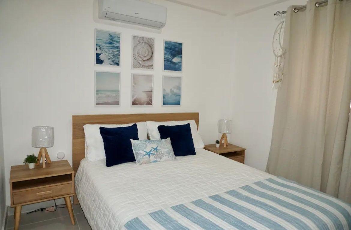 Dormitorio luminoso con decoración marinera y cama doble