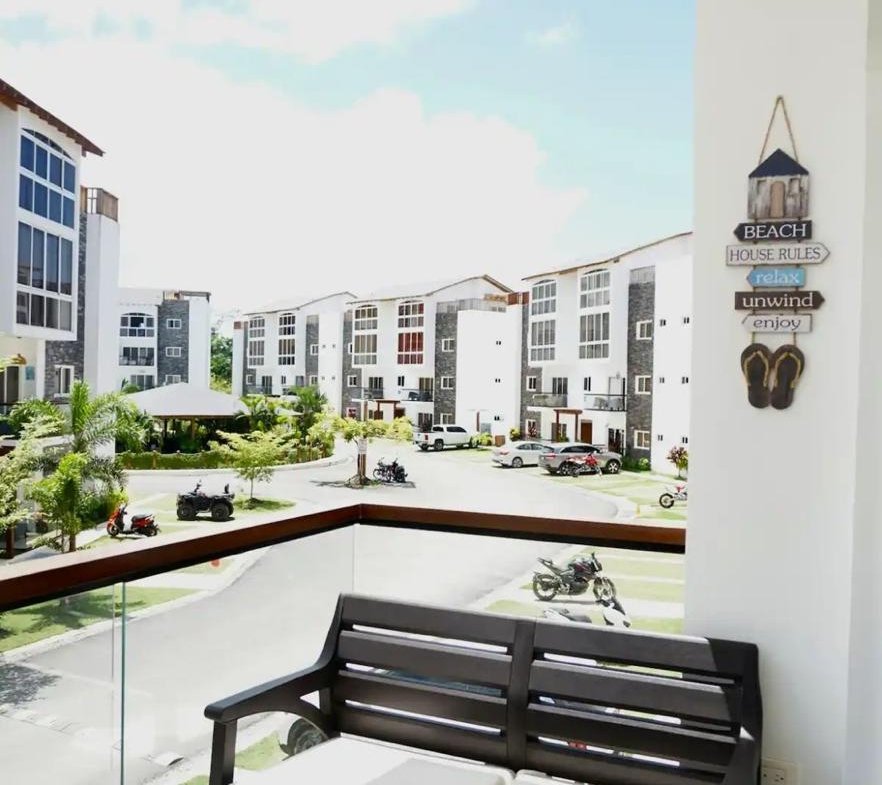Balcón con banco frente a apartamentos modernos