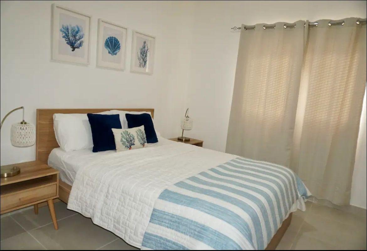Apartamento En Popi (13) Dormitorio luminoso con decoración marinera en tonos azules