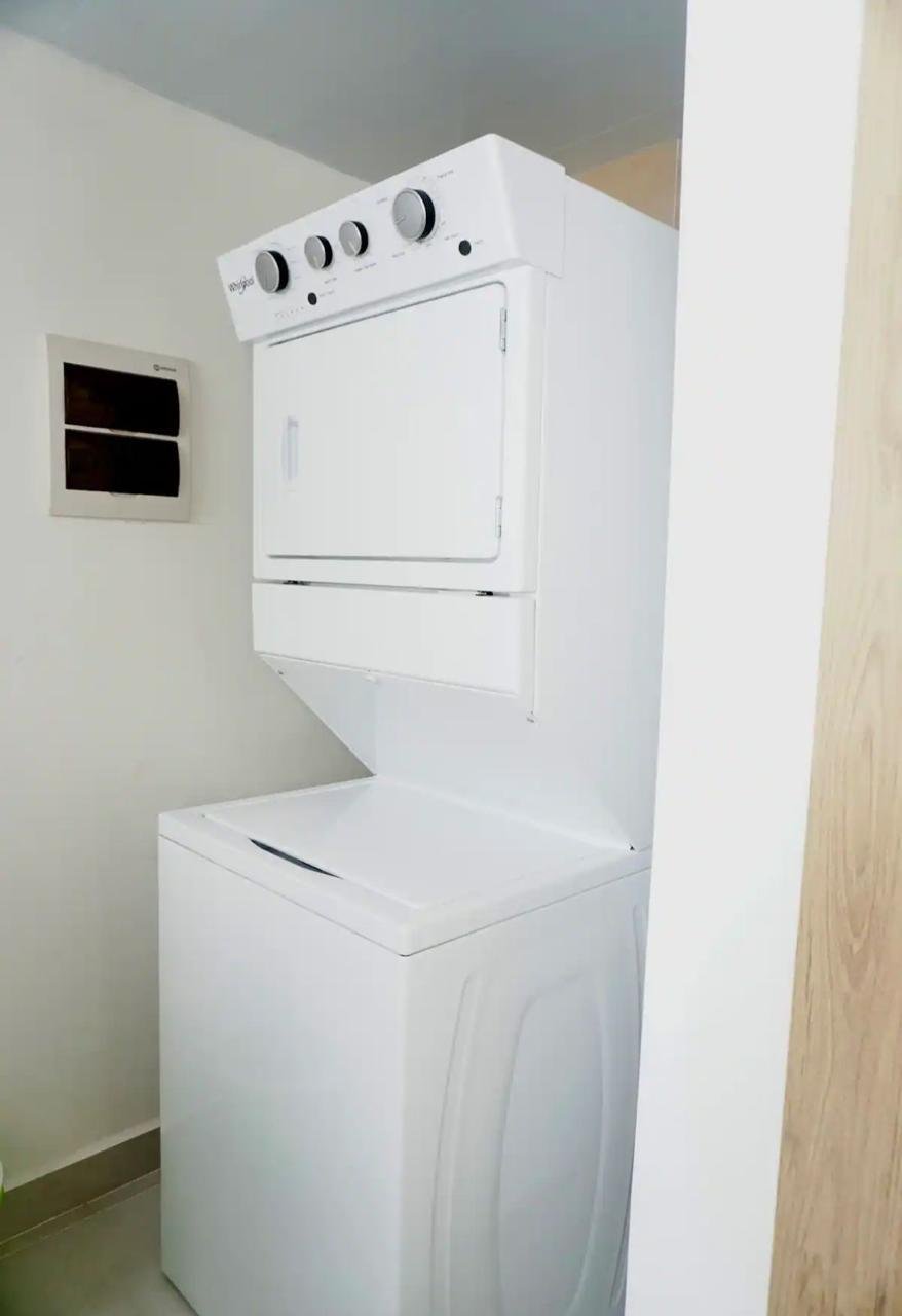 Apartamento En Popi (18) Lavadora y secadora apiladas en espacio reducido