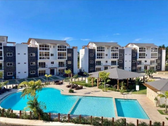 Complejo residencial moderno con piscina y jardín