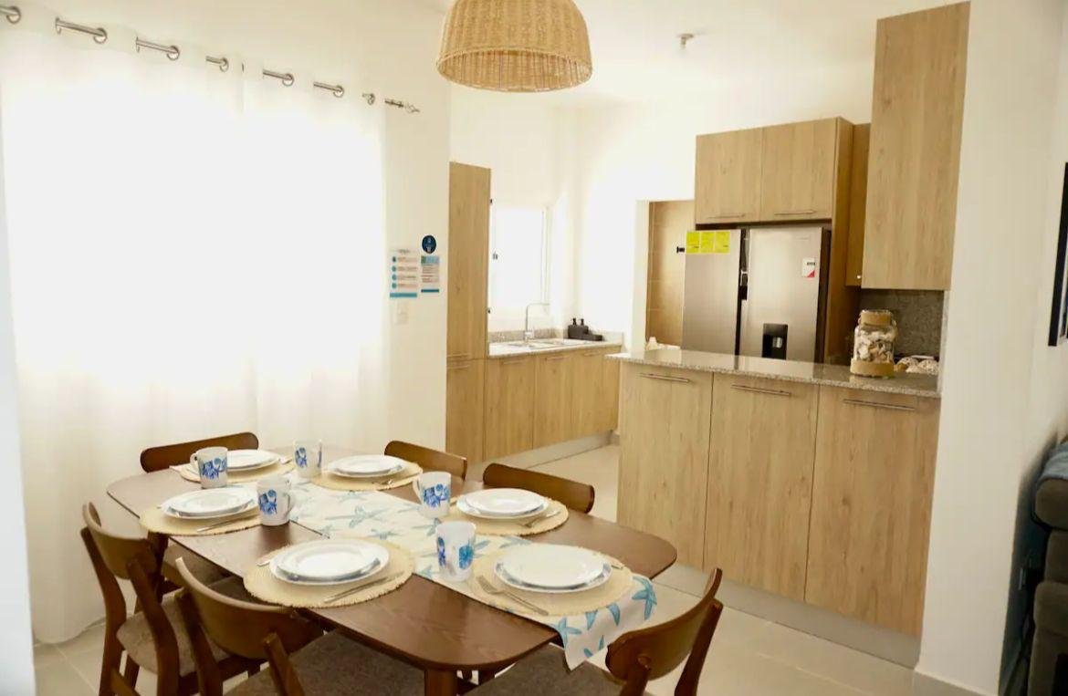 Cocina moderna con comedor y mesa para seis