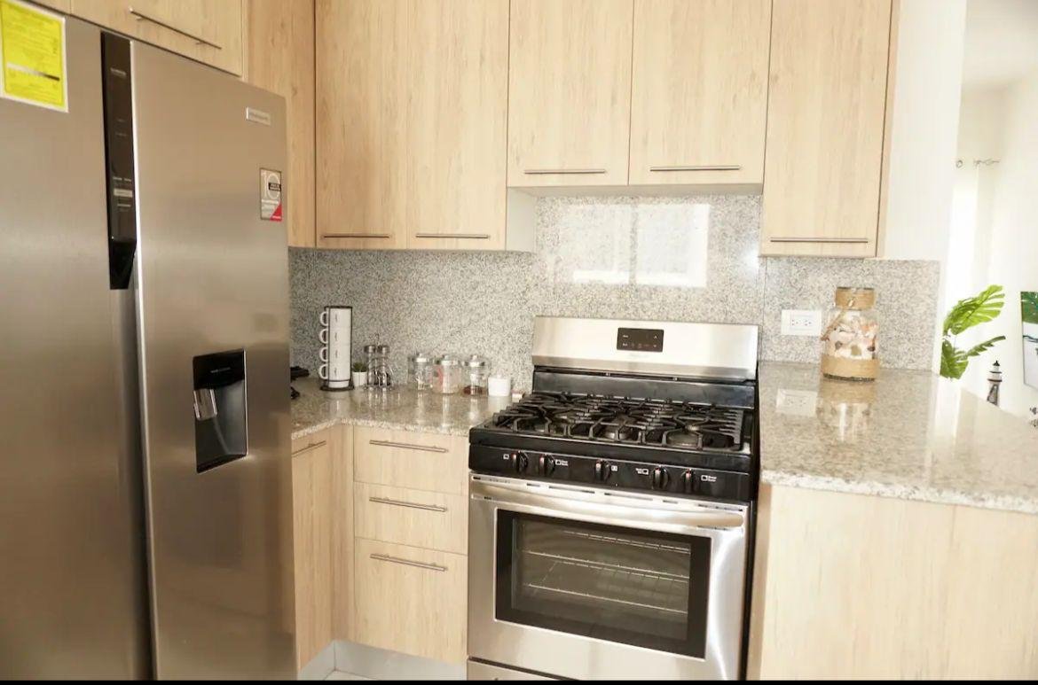 Cocina moderna con frigorífico y horno inox
