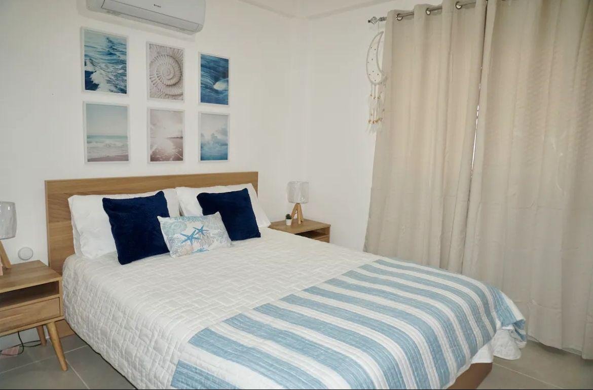 Dormitorio luminoso con decoración azul y estilo marinero