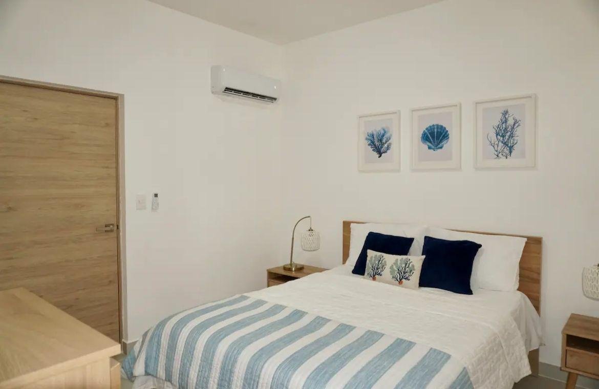 Dormitorio moderno con cama y decoración marina