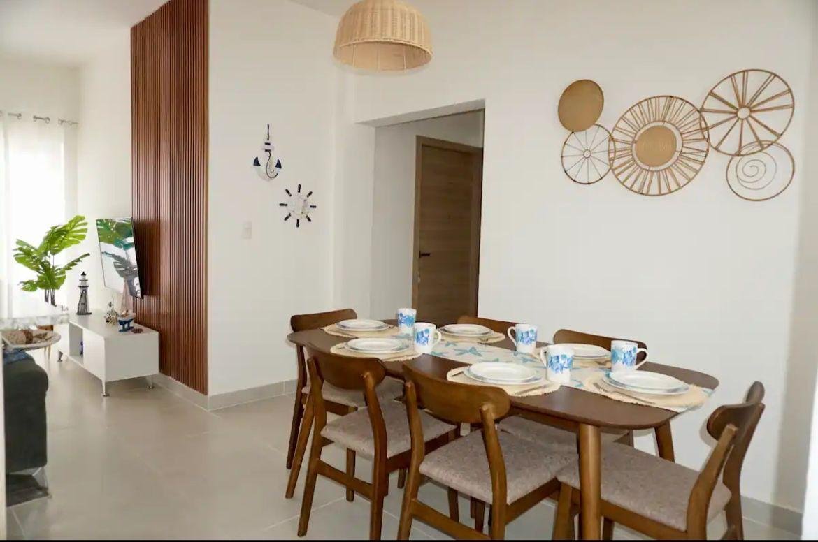 Comedor moderno con mesa de madera para seis