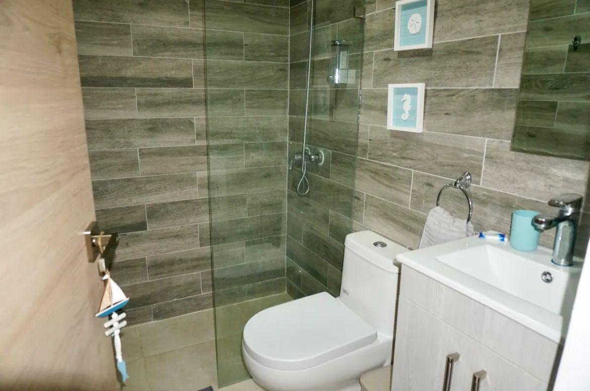 Baño moderno con ducha, inodoro y lavabo
