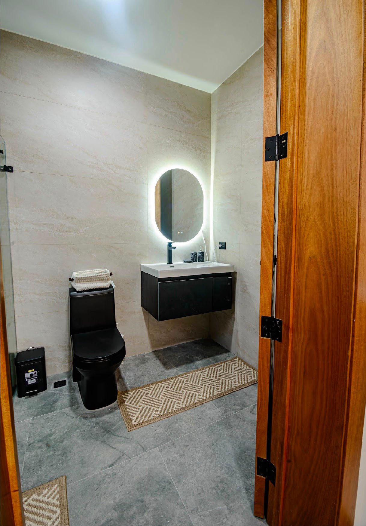 Baño moderno con lavabo flotante y espejo iluminado