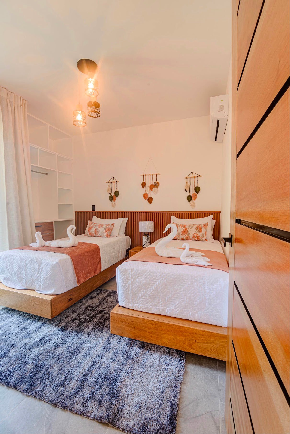 Dormitorio con dos camas individuales y decoración cálida
