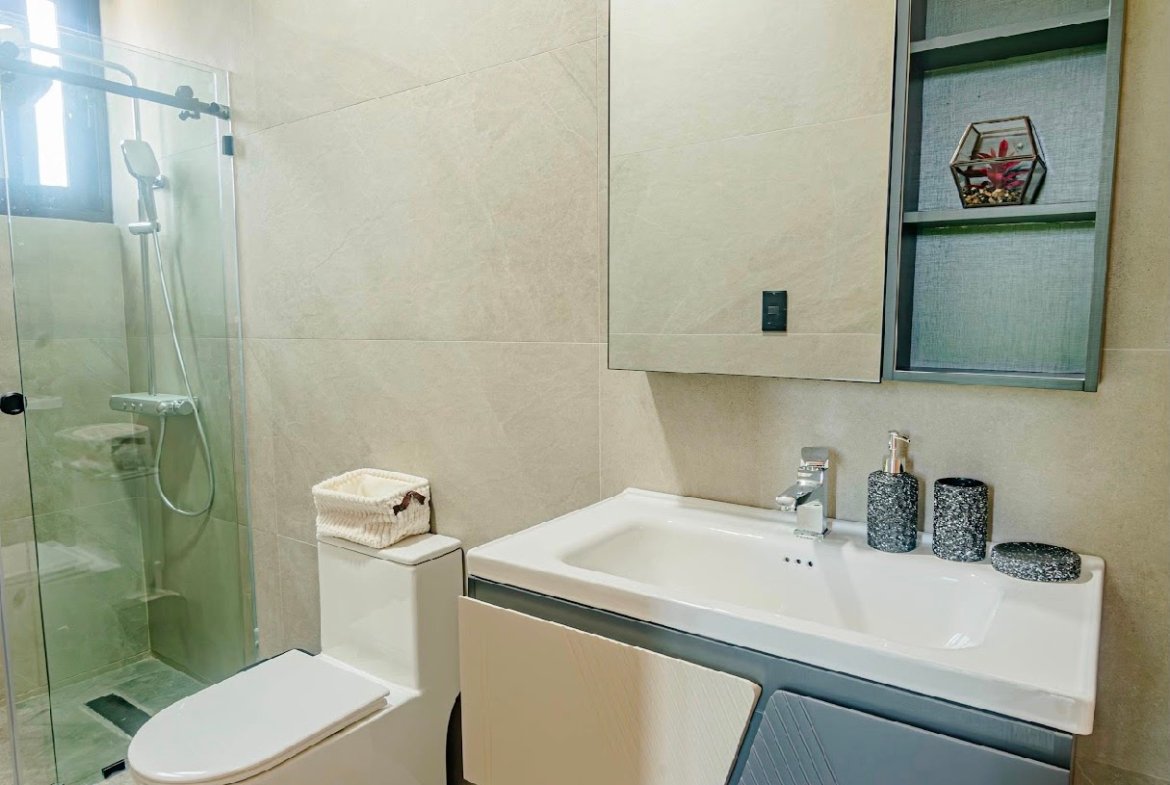 Baño moderno con ducha, lavabo y espejo