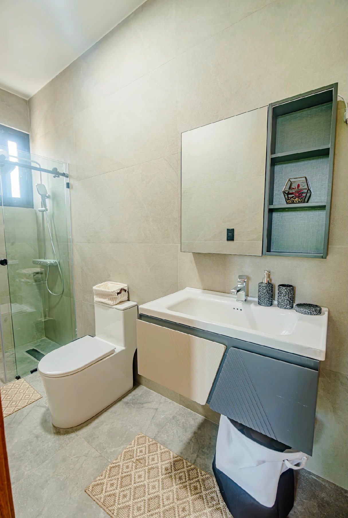 Baño moderno con ducha, lavabo y espejo