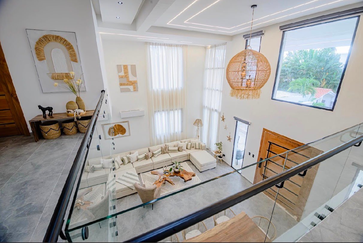 Salón moderno de doble altura con grandes ventanales