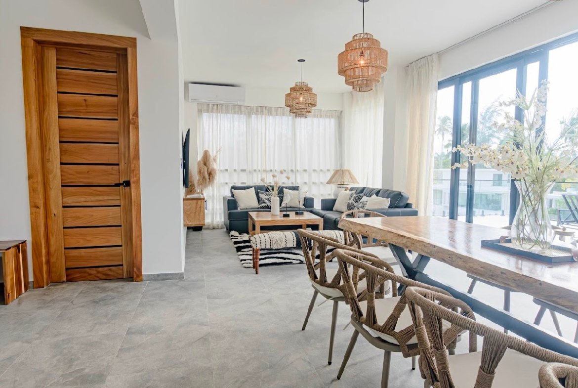 Salón comedor moderno con grandes ventanales