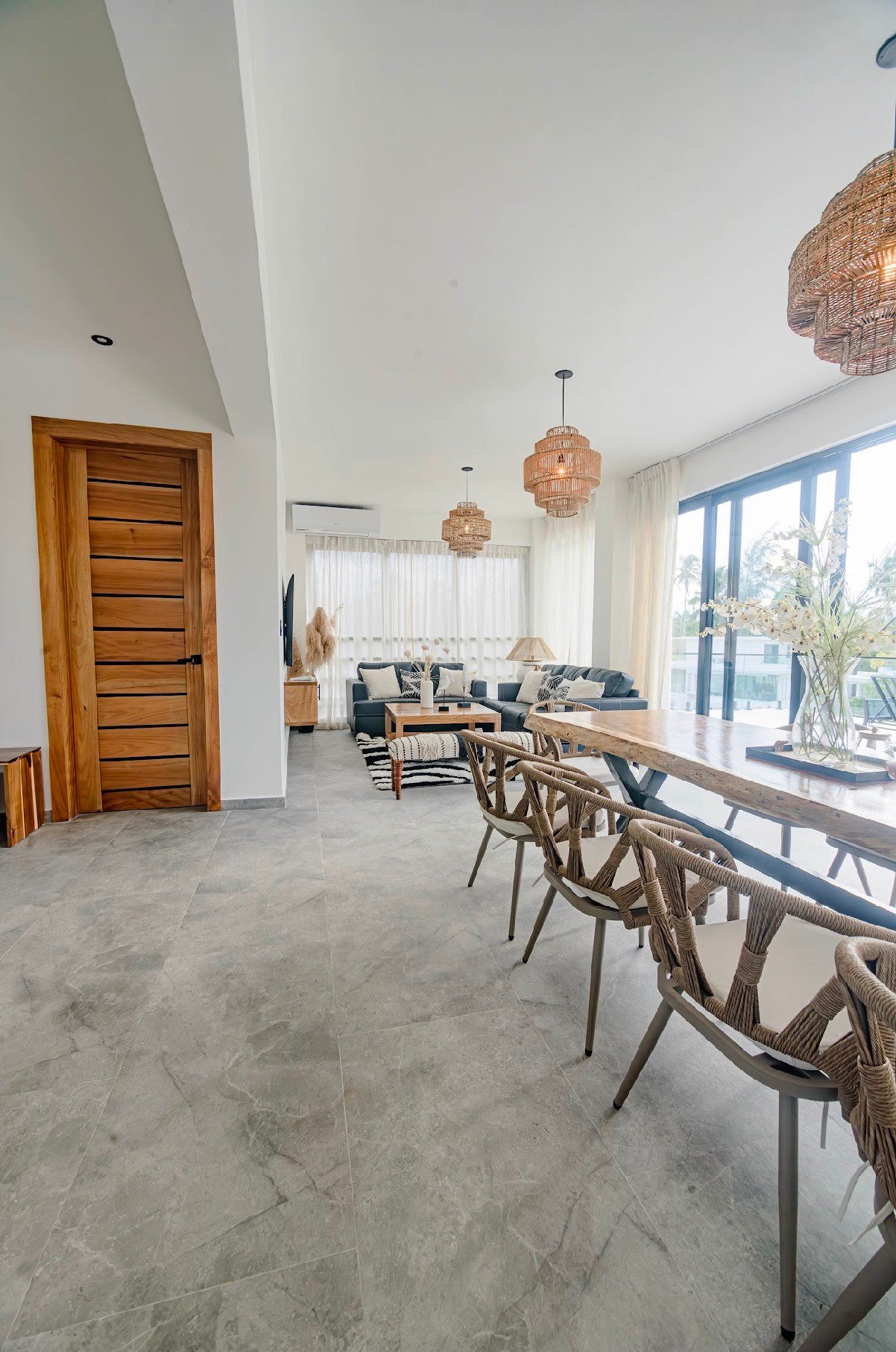 Salón comedor moderno con grandes ventanales