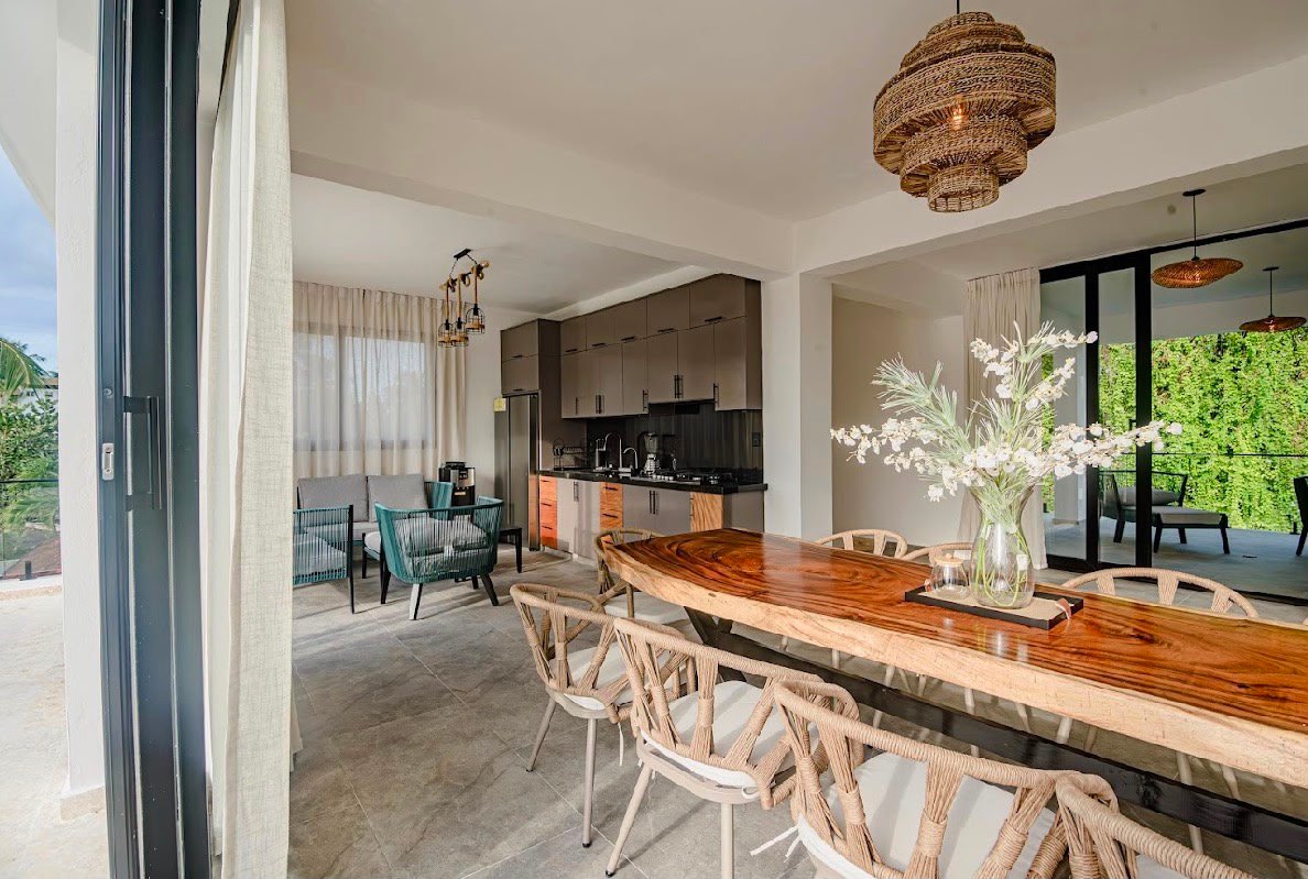 Comedor moderno con cocina abierta y mesa de madera