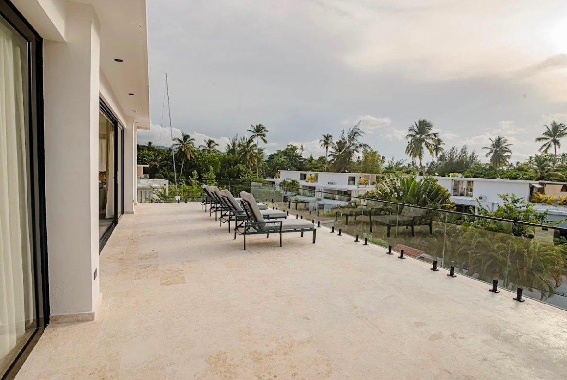 Terraza moderna con tumbonas y vistas tropicales
