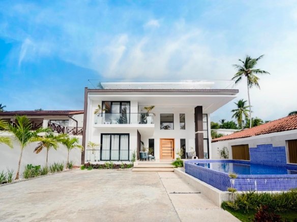 Casa moderna su due piani con piscina