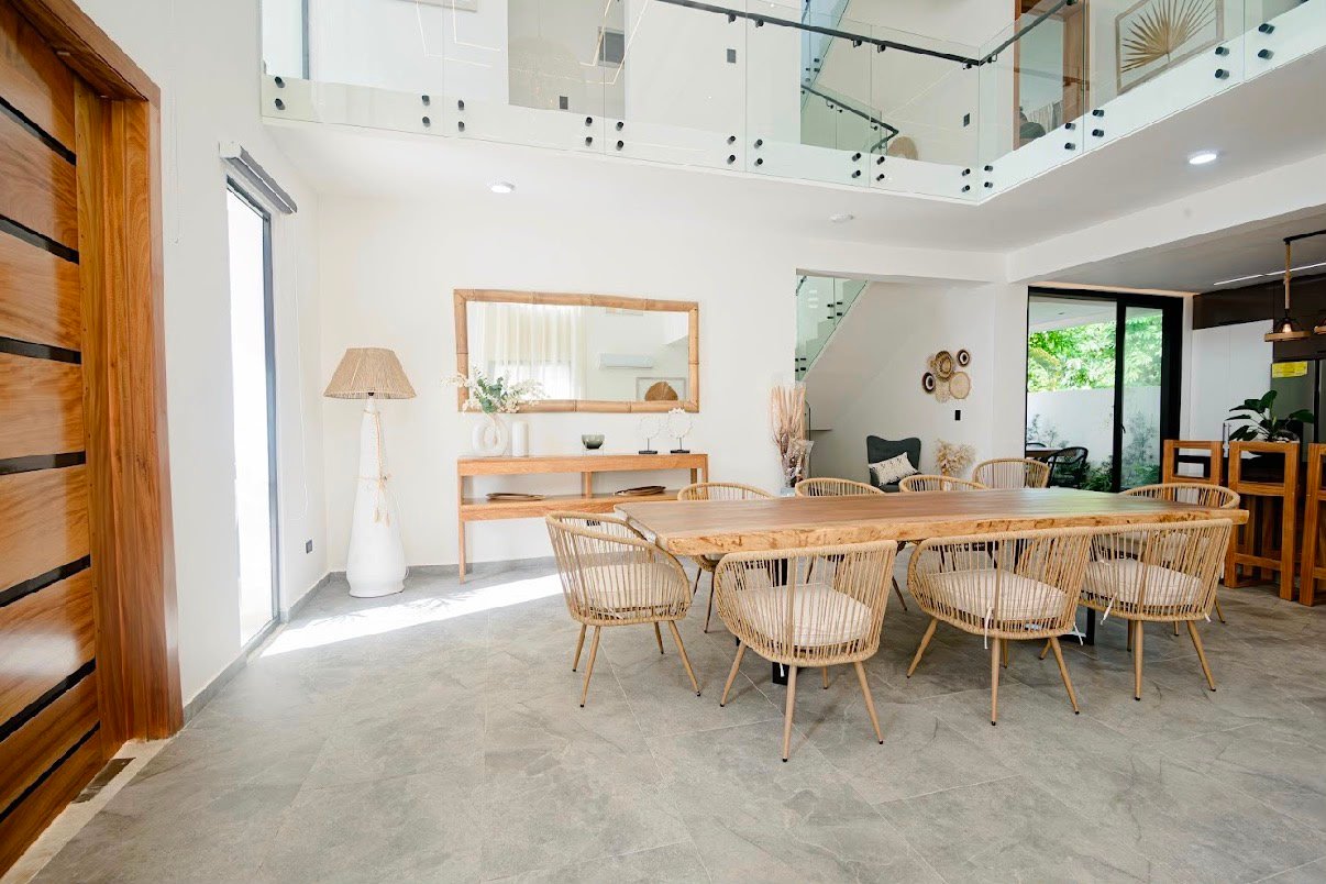 Comedor moderno con mesa de madera y sillas
