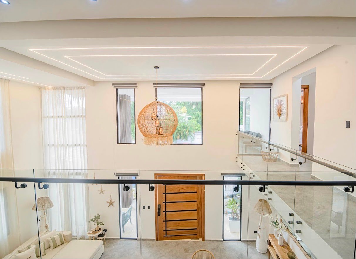 Salón moderno de doble altura con lámpara colgante