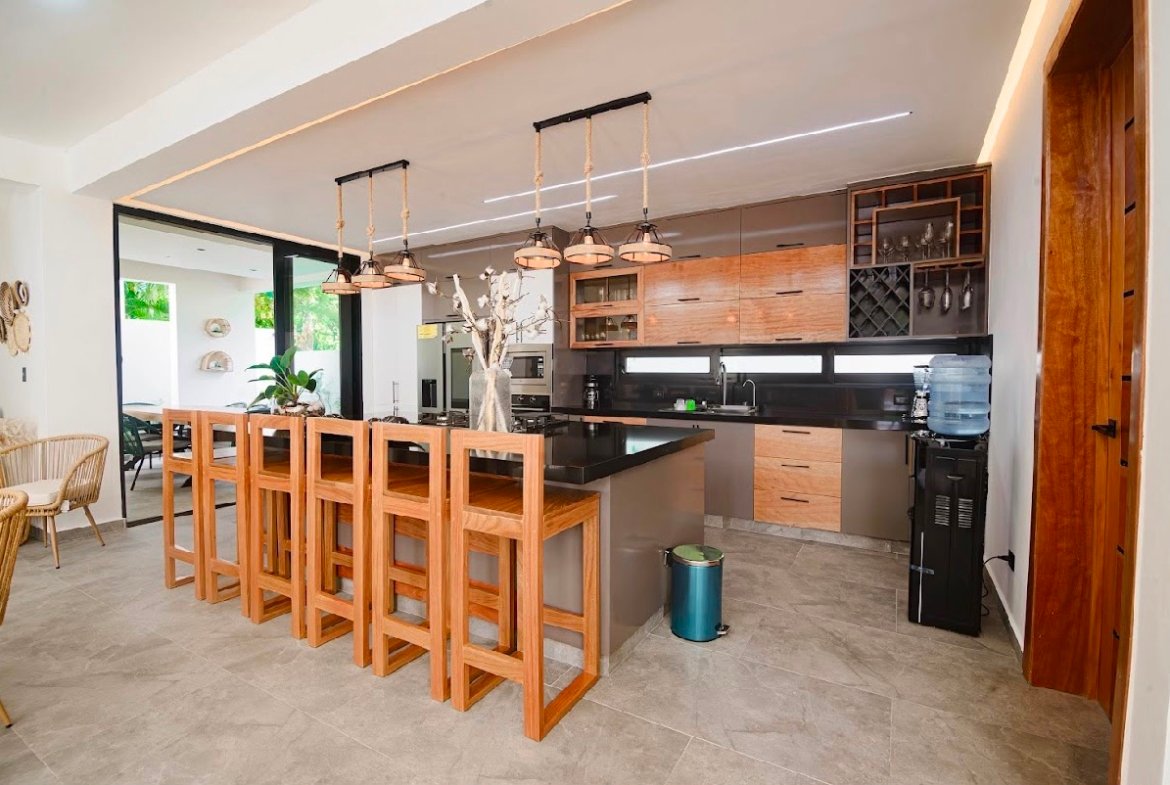 Cocina moderna con isla y taburetes de madera