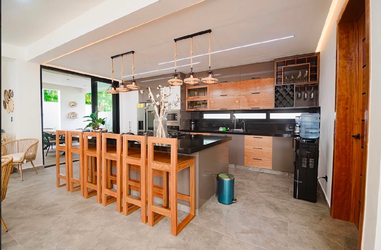 Cocina moderna con isla y taburetes de madera