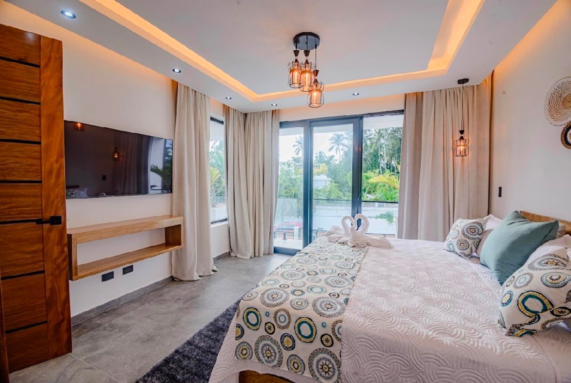 Dormitorio moderno con cama grande y balcón