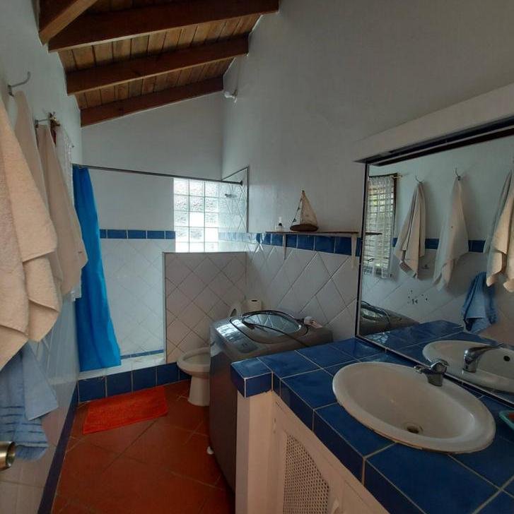 Baño luminoso con azulejos azules y lavabo