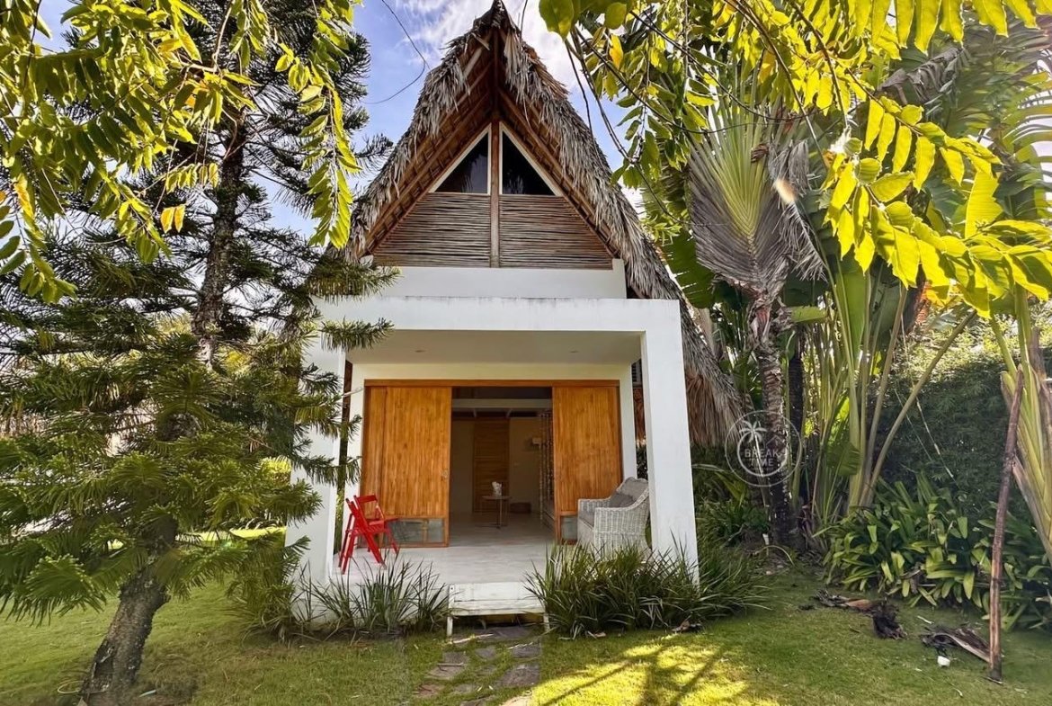 Cabaña tropical con techo de paja