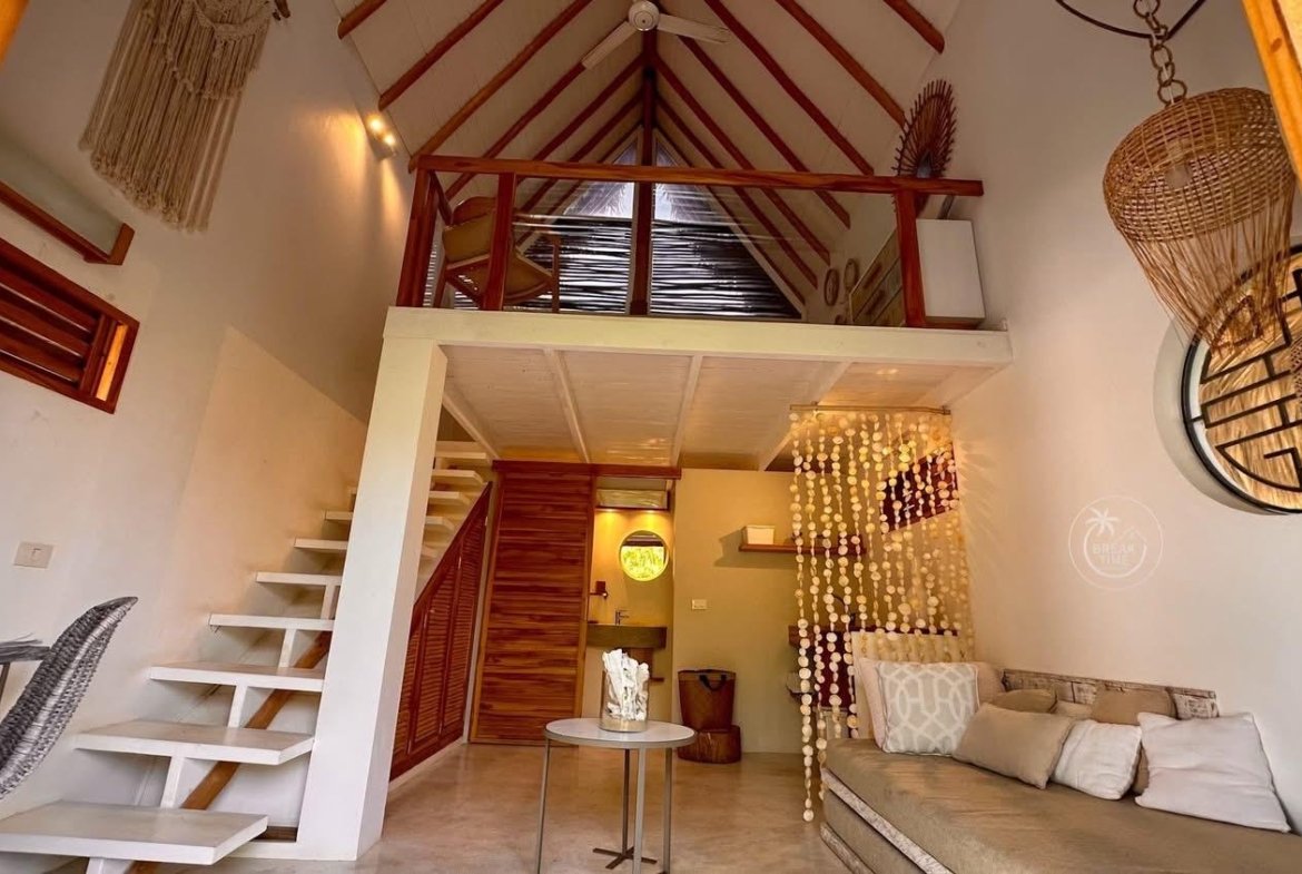 Interior de loft acogedor con altillo y escalera