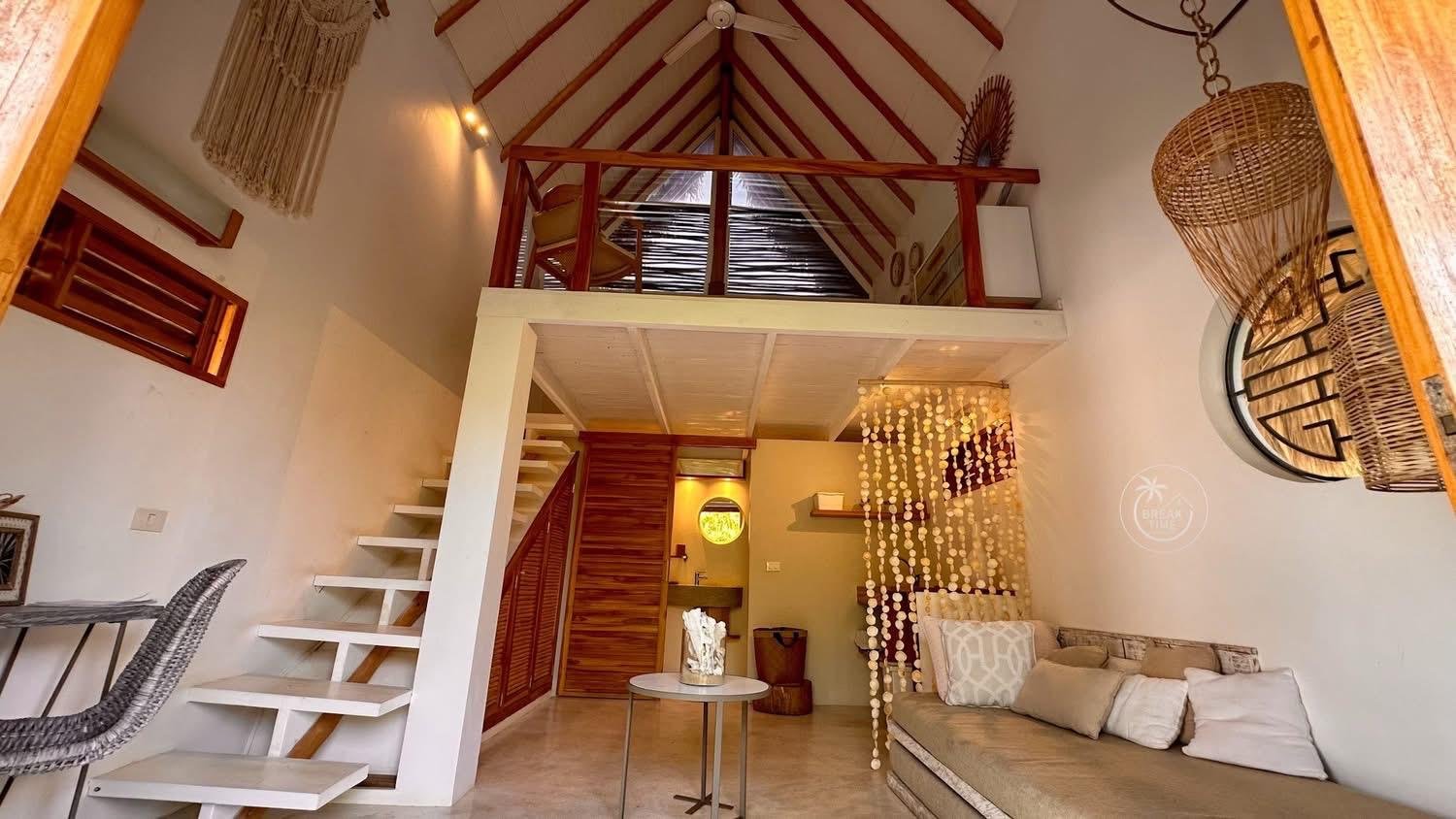 Interior de loft acogedor con altillo y escalera