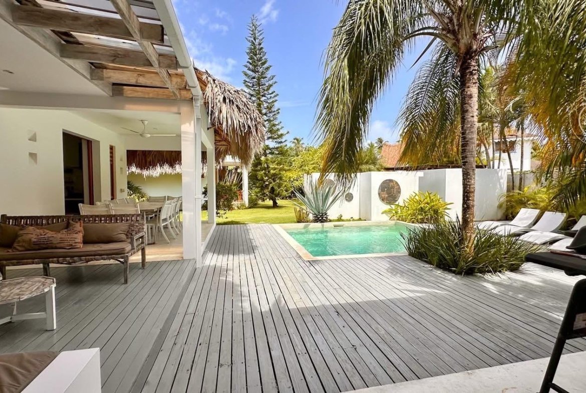 Terraza tropical con piscina y palmeras