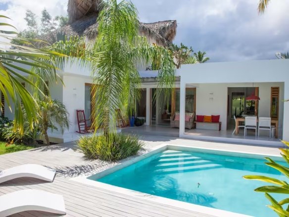 Villa moderna con piscina y jardín tropical