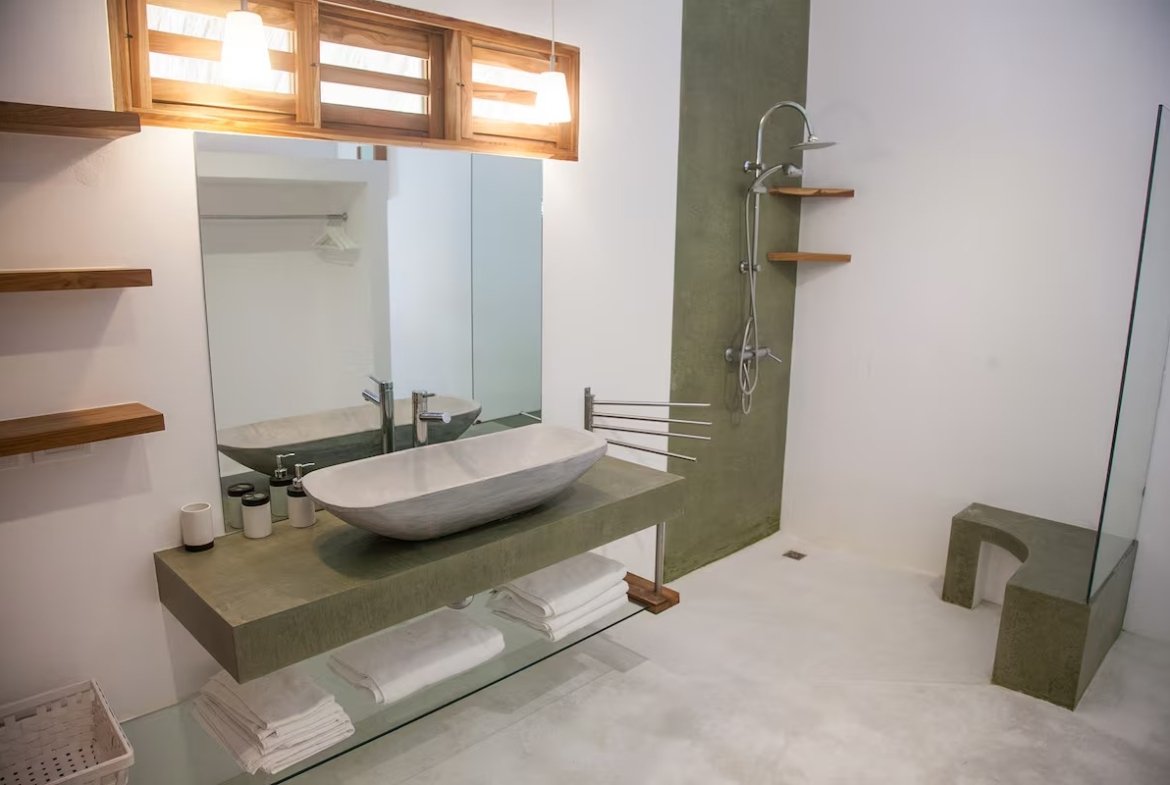 Baño moderno minimalista con ducha y lavabo de diseño