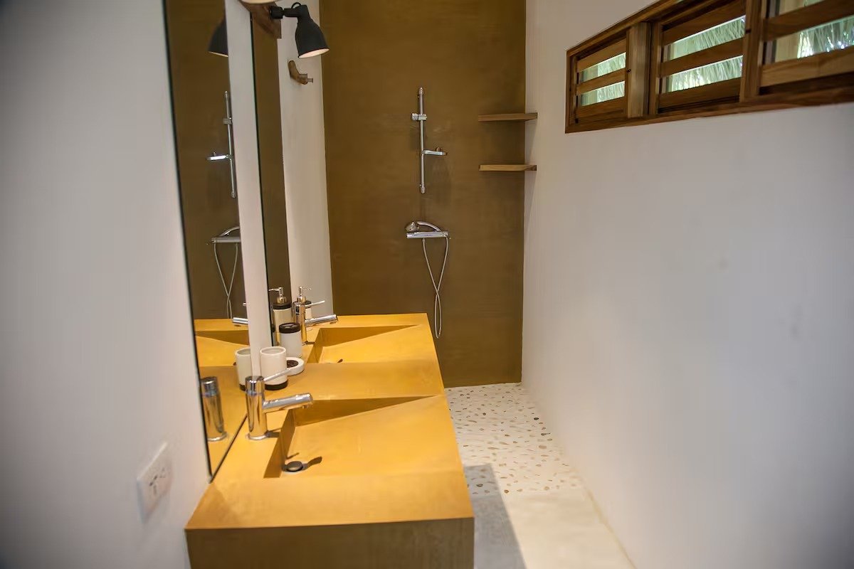 Baño moderno con lavabo doble y ducha