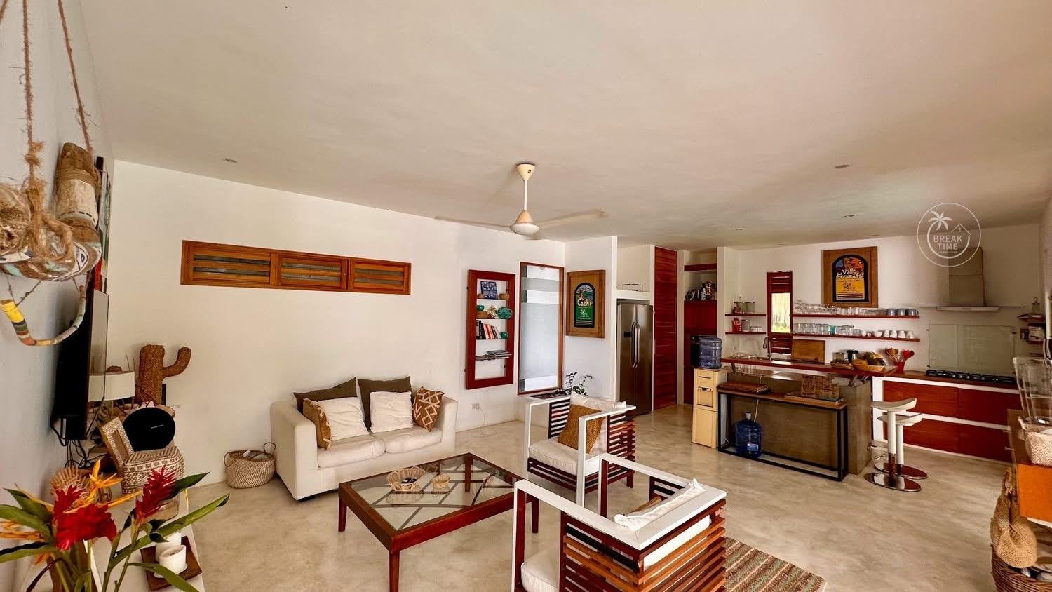 Salón moderno con cocina abierta y muebles blancos