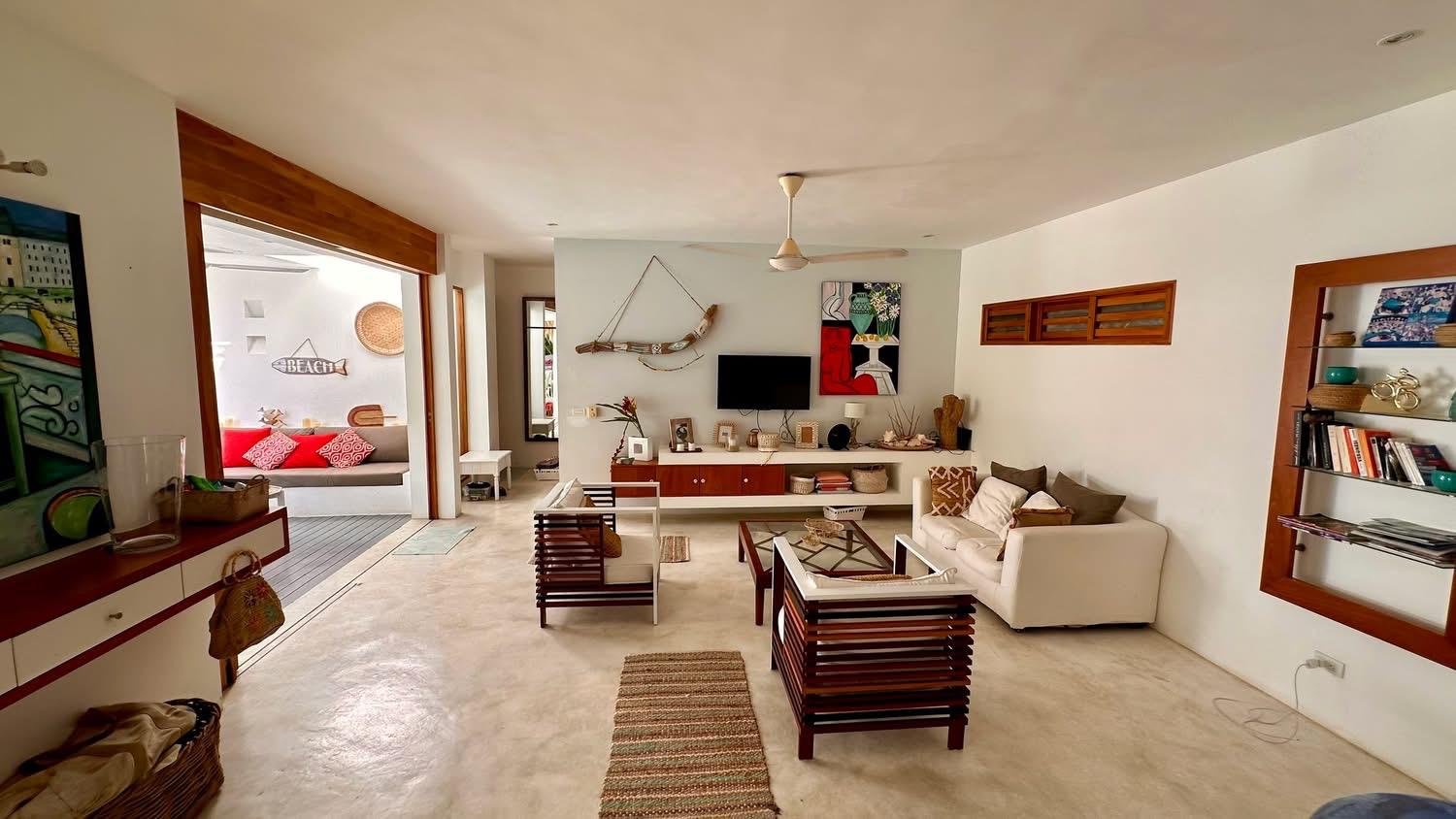 Salón moderno luminoso con muebles de madera