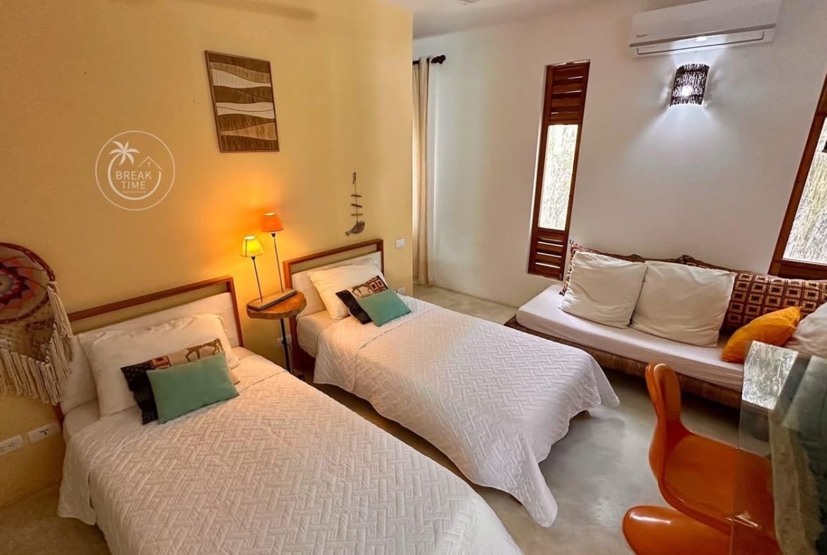 Habitación con dos camas y sofá cama